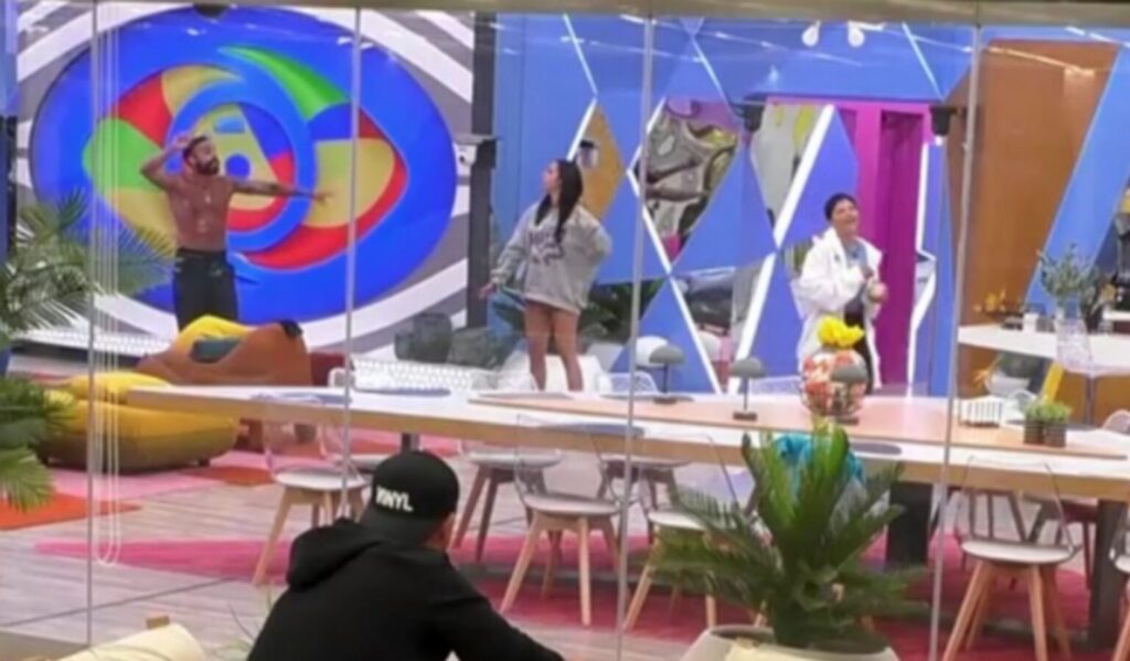 Εκτός ορίων ο Χρήστος με την Φένια: “Έξω βλέπουν!” (vid)