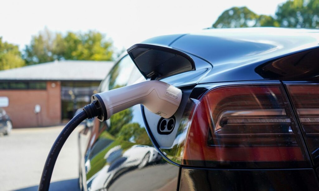 «Κινούμαι ηλεκτρικά 4»: Τα ποσά στους δικαιούχους για την επιδότηση αγοράς ηλεκτρικού ΙΧ (vid)