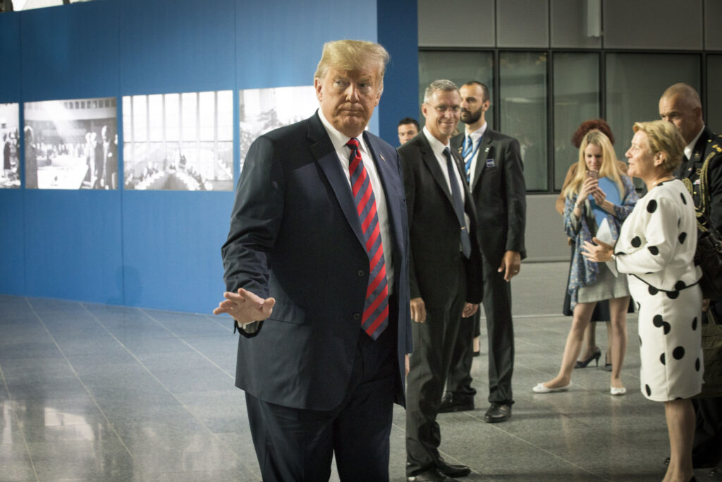 O Τραμπ έπαθε Μπάιντεν: Σκόνταψε στη σκάλα του Air Force One (vid)