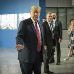 O Τραμπ έπαθε Μπάιντεν: Σκόνταψε στη σκάλα του Air Force One (vid)