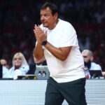 Έξαλλος ο Αταμάν για υβριστικά συνθήματα στον Σλούκα, δέχθηκε δεύτερη τεχνική ποινή (vid)