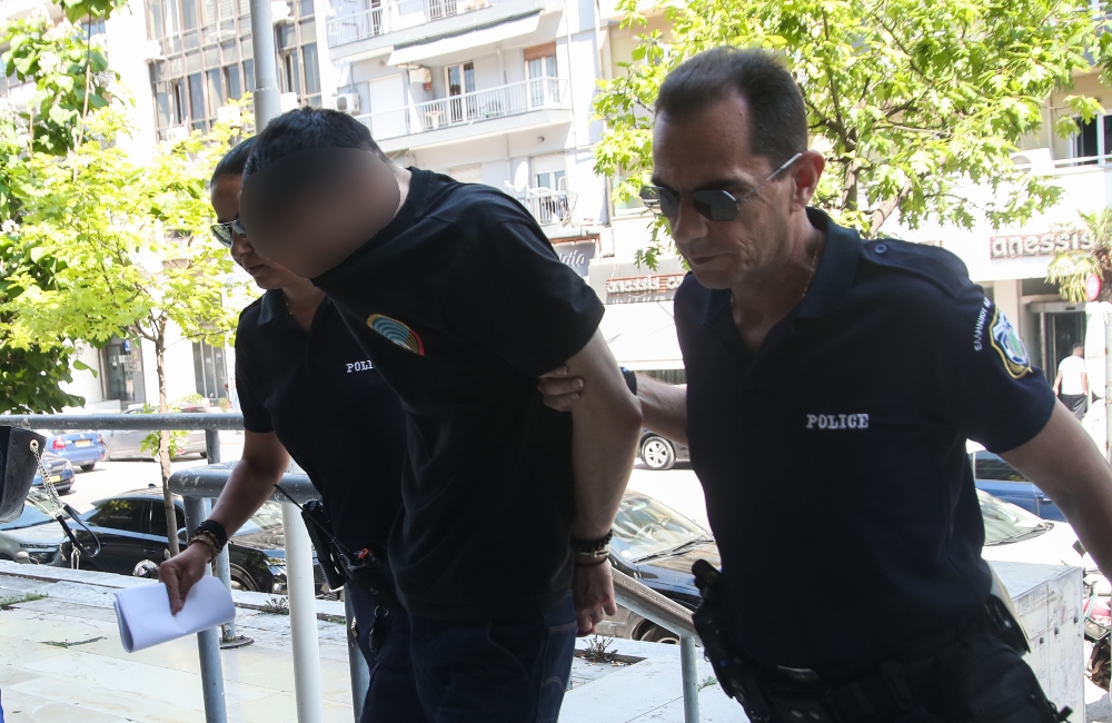 Κακουργηματική δίωξη στον 34χρονο που κλώτσησε και πάτησε γατάκι με το αυτοκίνητό του (vid)