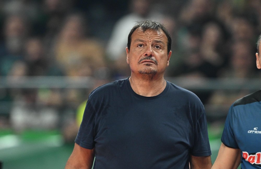 Ο Αταμάν μπήκε στον αγωνιστικό χώρο για να διαμαρτυρηθεί για φάουλ του Γουόκαπ στον Σλούκα (vid)