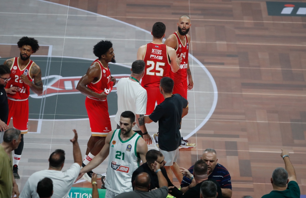 Σοβαρό επεισόδιο του Φουρνιέ με οπαδούς του Παναθηναϊκού στα court seats (vid)