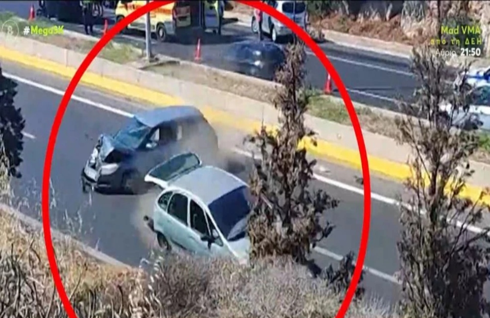 Οδηγοί χάζευαν μια καραμπόλα τεσσάρων αυτοκινήτων και προκάλεσαν νέο τροχαίο (vid)