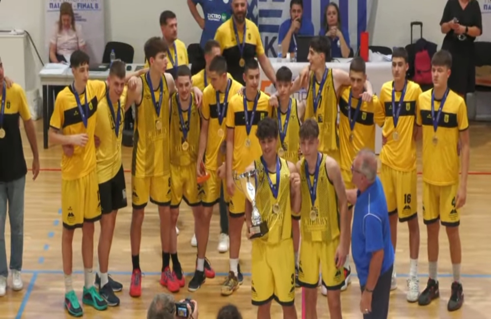 Μπάσκετ Παίδων: Η στιγμή που οι παίκτες του ΑΡΗ σηκώνουν το πρωτάθλημα! (vid)