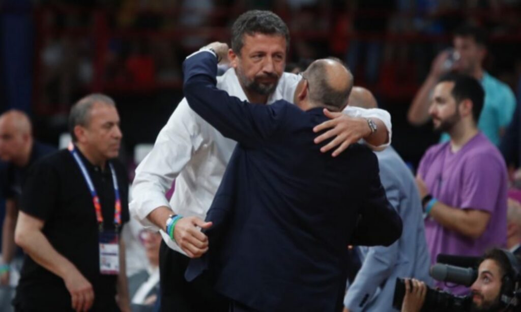 Αγκαλιά Λιόλιου-Τούρκογλου μετά το Ελλάδα-Τουρκία