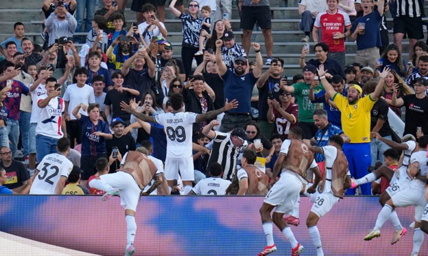 Η Μποταφόγκο σόκαρε την Παρί! (vid)