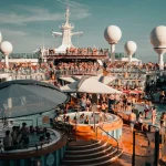 Τι πραγματικά συμβαίνει σε μια «γυμνή» κρουαζιέρα με 2.000 επιβάτες