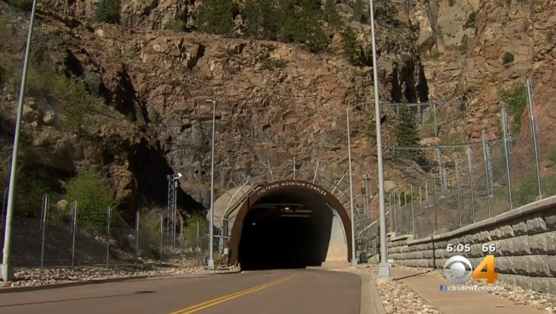Το υπερ-καταφύγιο των ΗΠΑ που είναι κρυμμένο μέσα σε βουνό (vids)