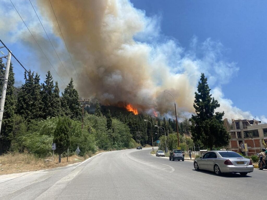 Συναγερμός για μεγάλη φωτιά στην Καβάλα (vid)