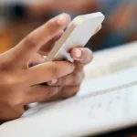 Η Γαλλία απαγορεύει τα social media στα παιδιά κάτω των 15