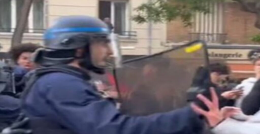 Eπεισόδια κατά τη διάρκεια της παρέλασης της Παρί (vid)