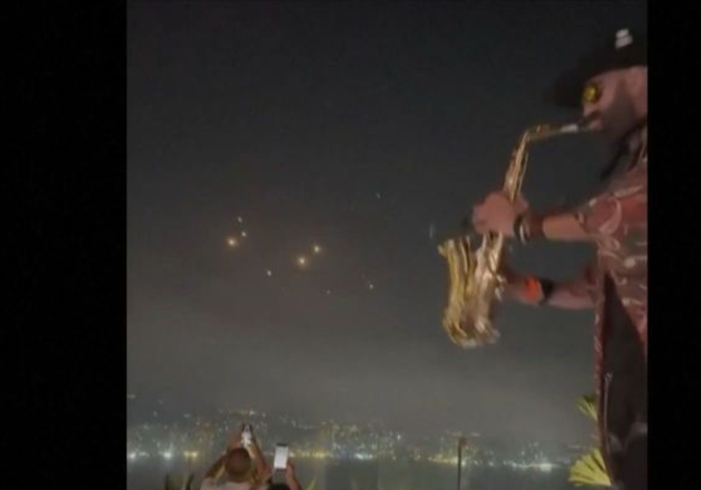 Απίστευτο: Λιβανέζος σαξοφωνίστας παίζει μουσική ενώ εκτοξεύονται πύραυλοι! (vid)