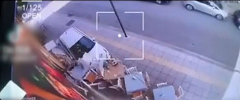 Σοκ στο Αγρίνιο, αμάξι… προσγειώθηκε σε τραπεζοκαθίσματα (vid)