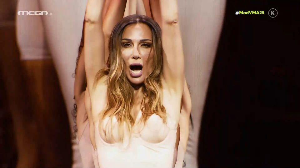 Πραγματικό… φαινόμενο η Βανδή στα MAD VMA’s (vid)