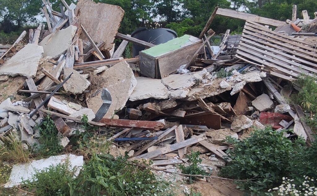 Πατέρας και γιος πετούσαν κι έθαβαν μπάζα σε χωράφια στην Επανομή