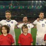 Ένταση και χειρονομίες από παιδιά στο Αλβανία–Σερβία (vid)