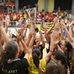 Τα κορίτσια του ΑΡΗ σηκώνουν ψηλά την κούπα (vid)
