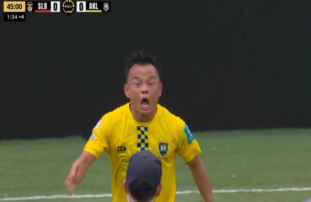 «Τρελάθηκε» παίκτης της Όκλαντ Σίτι όταν πέρασε εκτός γηπέδου για πρώτες βοήθειες (vid)