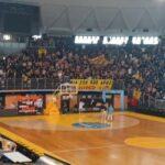 Ατμόσφαιρα… ντέρμπι: Συνθήματα από τον κόσμο, γεμίζει το Παλέ (vid)