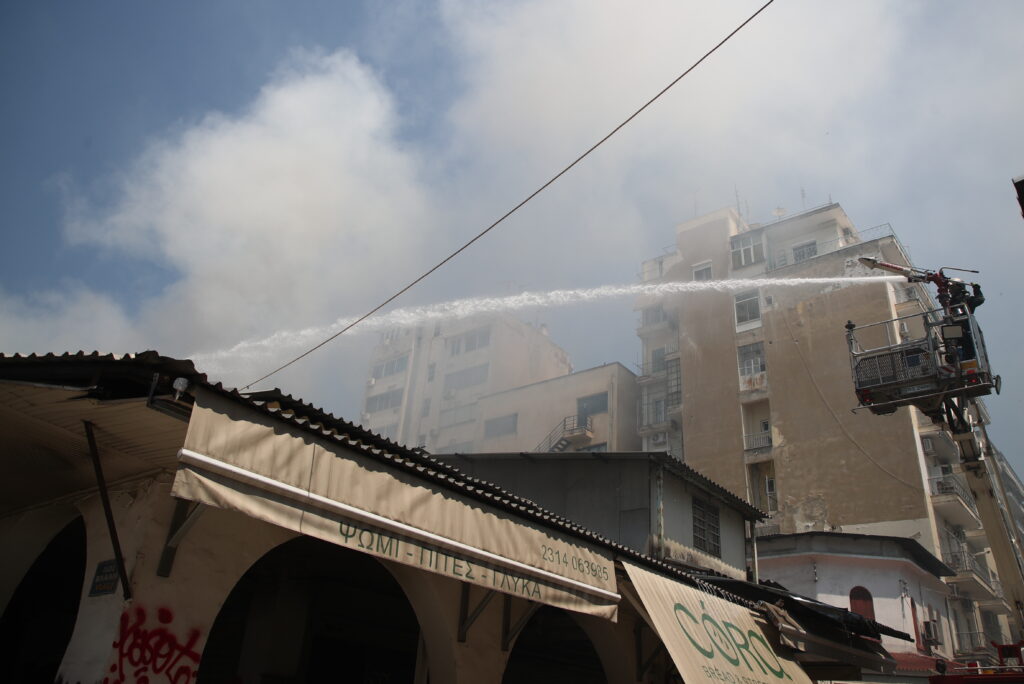 Θεσσαλονίκη: Καταστροφές σε επιχειρήσεις στο Καπάνι από τη φωτιά (vid)