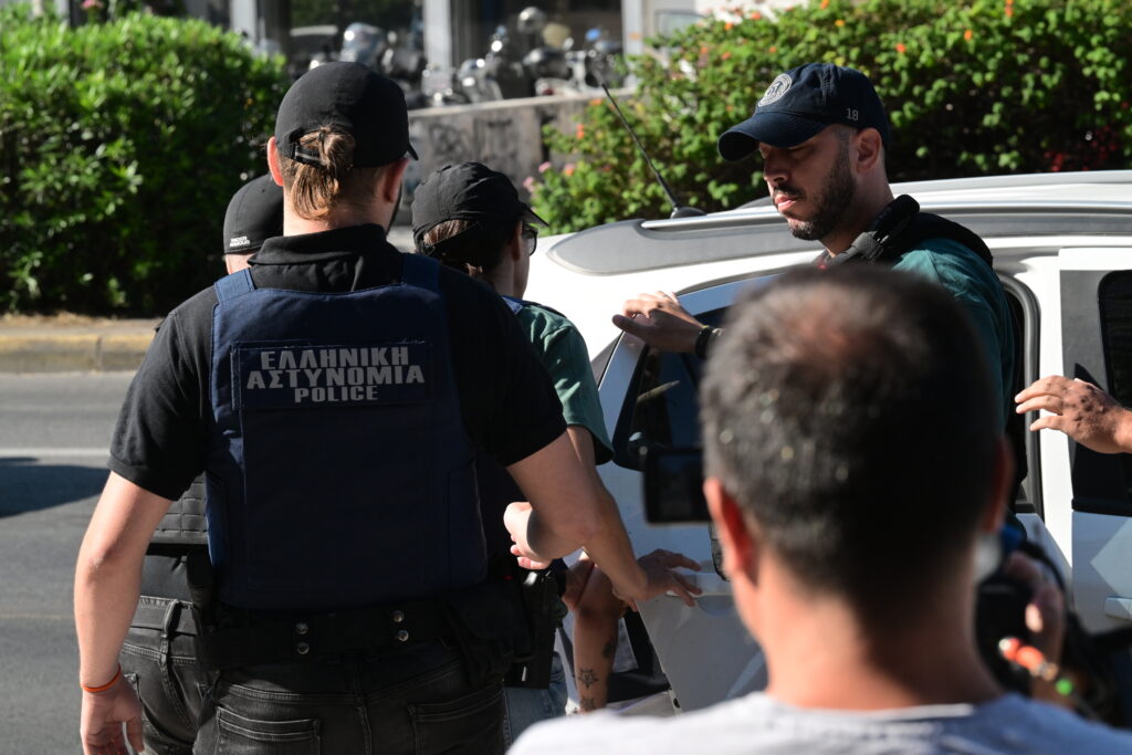 Στον εισαγγελέα η Μουρτζούκου – Κατηγορίες για τρεις δολοφονίες (vid)