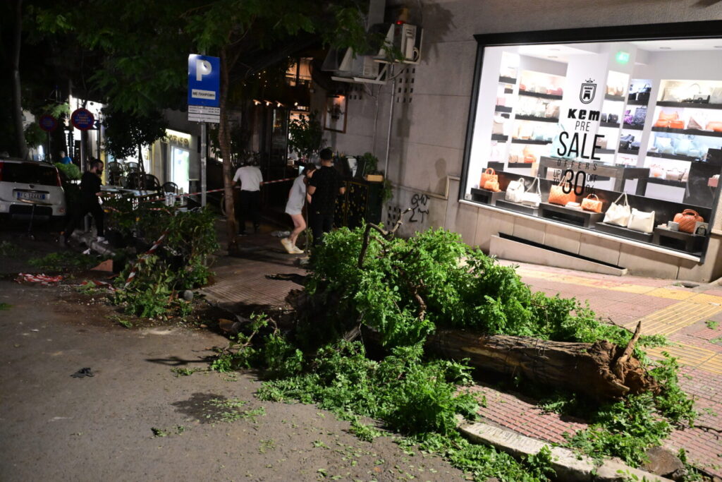 Κολωνάκι: Συγκλονιστική μαρτυρία γυναίκας που τραυματίστηκε από το τζιπ (vid)