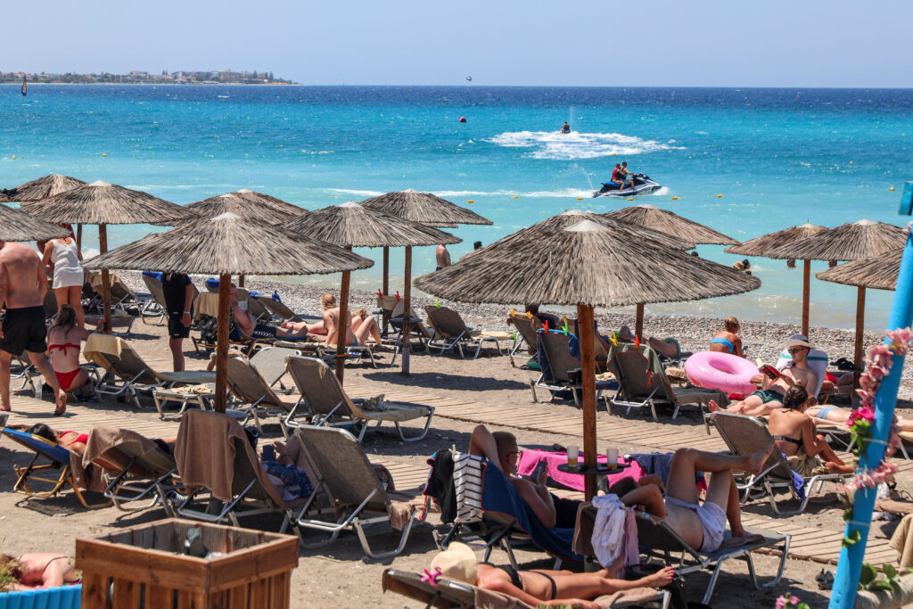 Οι Θεσσαλονικείς γέμισαν και σήμερα τις παραλίες (vid)