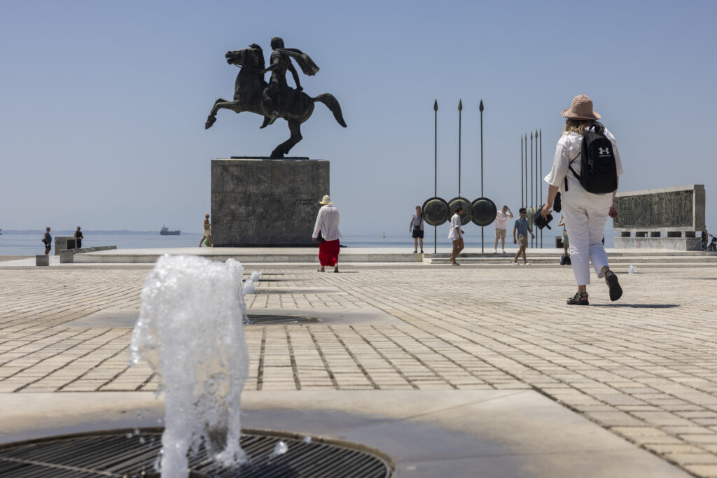 Θεσσαλονίκη: Αποπνικτική η ατμόσφαιρα λόγω καύσωνα (vid)