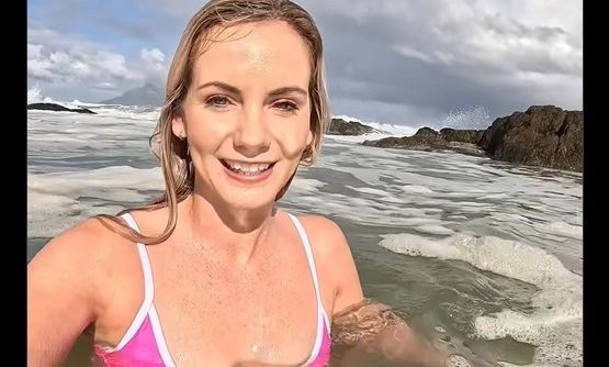 Η Μισέλ Σκάι Χέιγουορντ έπαθε σοκ στο «αλμυρό νερό» που κολυμπούσε