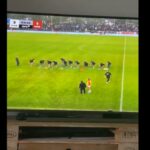 Οπαδοί μπούκαραν στο γήπεδο για να σκουπίσουν τον βρεγμένο αγωνιστικό χώρο (vid)