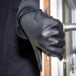 Βίντεο ντοκουμέντο: Διαρρήκτης μπούκαρε σε έξι καταστήματα στη Θεσσαλονίκη (vid)