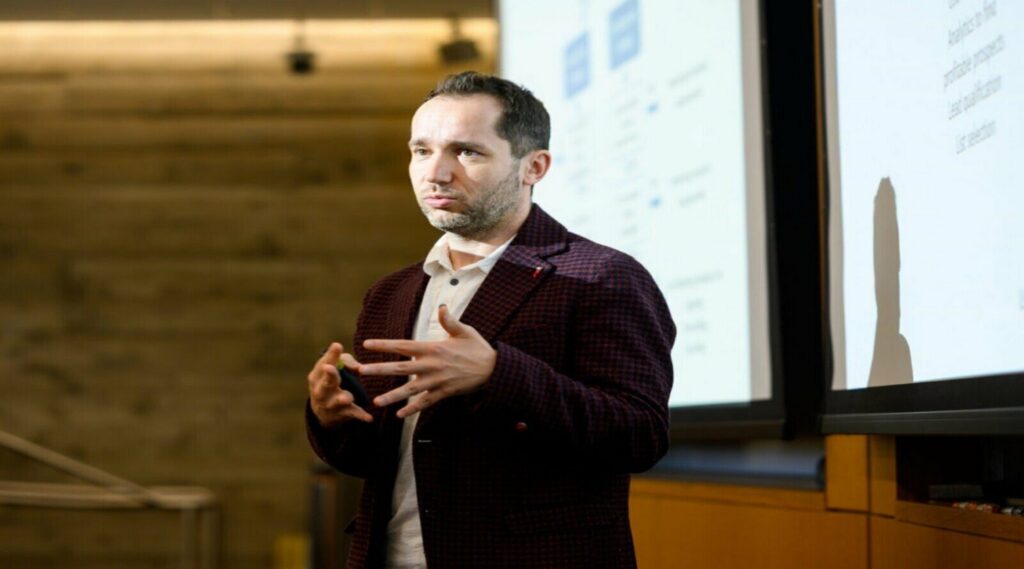 Δράστης τυλιγμένος με… κουβέρτα, πριν την δολοφονία του Πολωνού καθηγητή (vid)