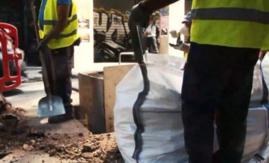 Καύσωνας: Εξαιρετικά δύσκολες οι συνθήκες εργασίας (vid)