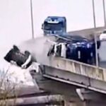 Συγκλονιστική ανατροπή φορτηγού μεταφοράς αυτοκινήτων (vid)