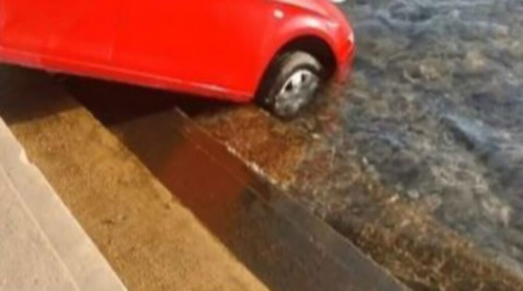 Κόρινθος: Αυτοκίνητο έπεσε στη θάλασσα (vid)