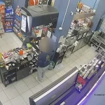 Βίντεο – ντοκουμέντο από τη δράση του ληστή των καταστημάτων ψιλικών (vid)