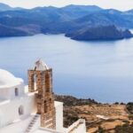 Μήλος: Οικόπεδα, άδειες και resorts στο λευκό φως του νησιού (vid)