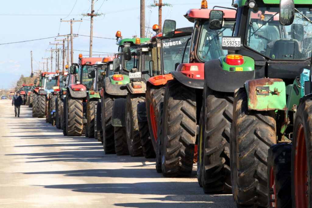 Αγρότες: Έκλεισαν επ’ αόριστον το Τελωνείο Ευζώνων (vid)