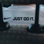 Nike: Η αληθινή και «σκοτεινή» ιστορία πίσω από το σλόγκαν «Just Do It» (vid)