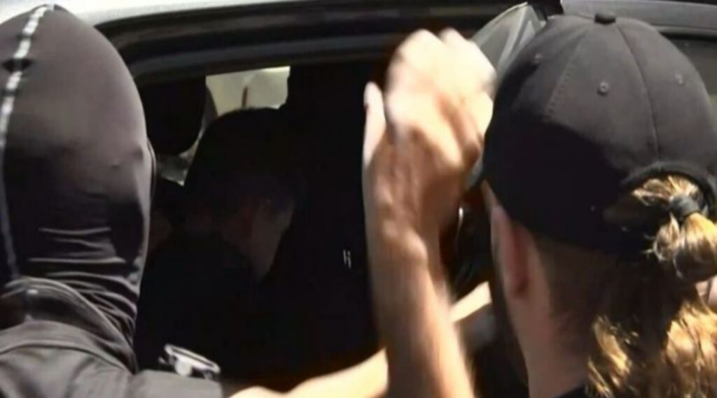 Mε οργή από τον κόσμο η έξοδος της Μουρτζούκου από το δικαστικό μέγαρο Πάτρας (vid)