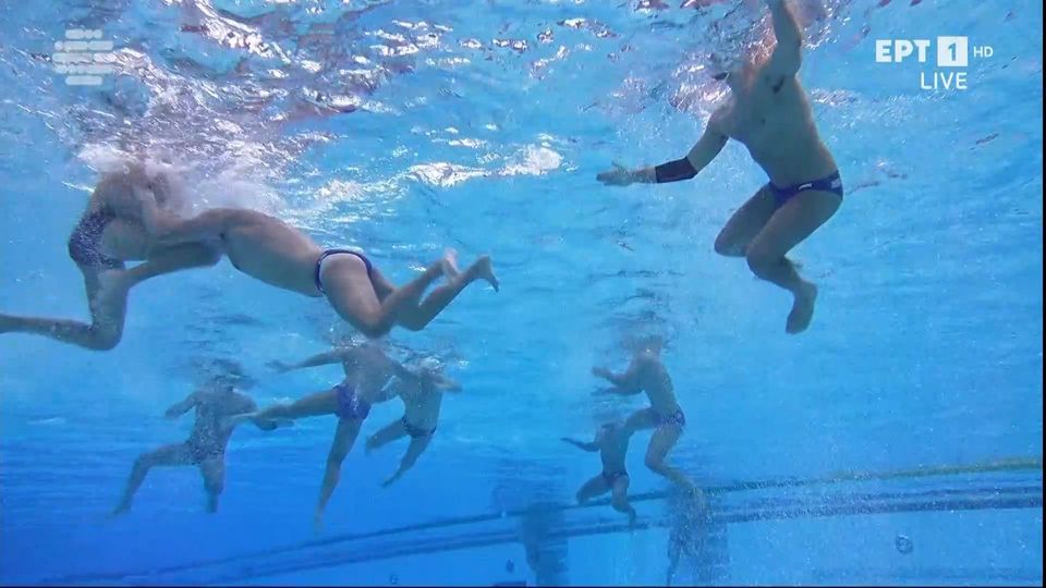 Ελλάδα – Ιταλία: Η «εγκληματική» γονατιά του Γκράτα στον Αργυρόπουλο κάτω από το νερό (vid)