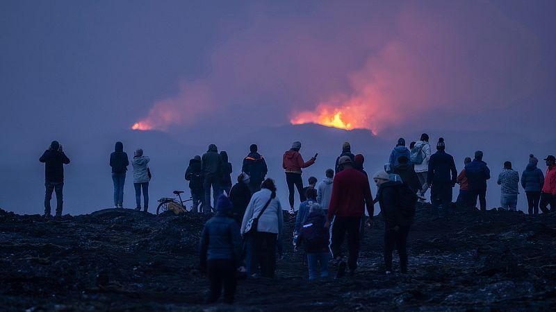 Ισλανδία: Οι τουρίστες παρακολουθούν τη λάβα να ψύχεται (vid)