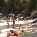 Κασσάνδρα: Επιχείρηση απομάκρυνσης μόνιμων ομπρελών και καθαρισμού παραλιών (vid)