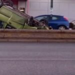 Αυτοκίνητο τούμπαρε και βρέθηκε… κατακόρυφα! (vid)