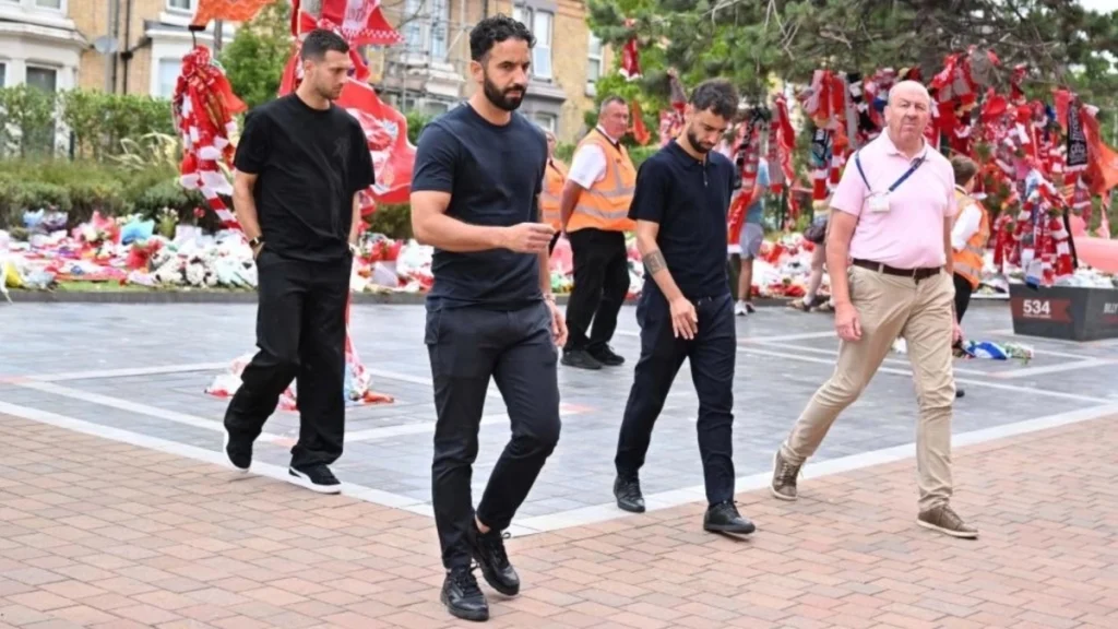 Συγκίνηση στο «Άνφιλντ»: Η Γιουνάιτεντ τίμησε τη μνήμη του Ζότα (pics+vid)