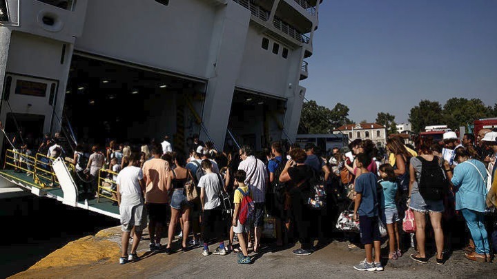 Αδειούχοι Ιουλίου: Λιμάνια και ΚΤΕΛ γέμισαν με εκδρομείς (vid)