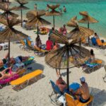 Αφήνουν πετσέτες από το… βράδυ στη Χαλκιδική (vid)