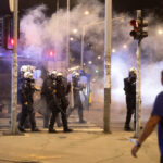 Σερβία: Νύχτα ταραχών με βίαια επεισόδια – Έκαψαν γραφεία